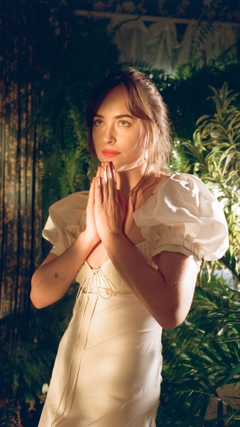Dakota_Johnson_-_Allure_Photoshoot_2018-07.jpg